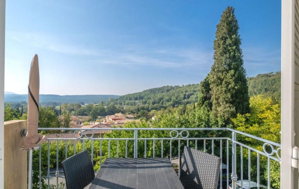 Slide Terrasse avec vue paysage dans la Résidence Le Domaine de Camiole