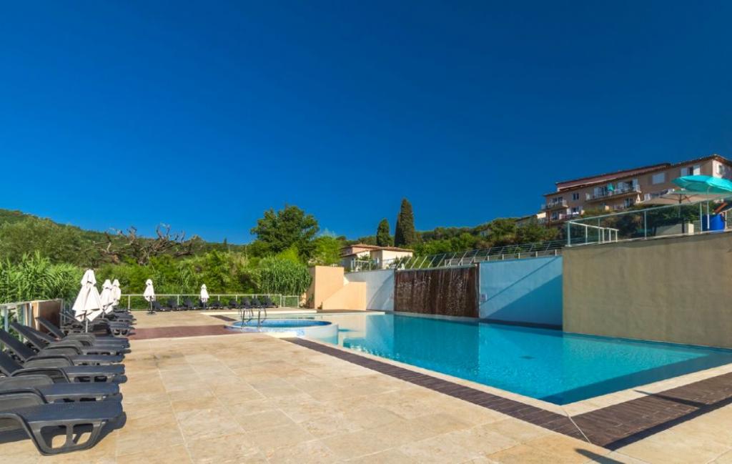 Slide Le Domaine de Camiole - swimming pool