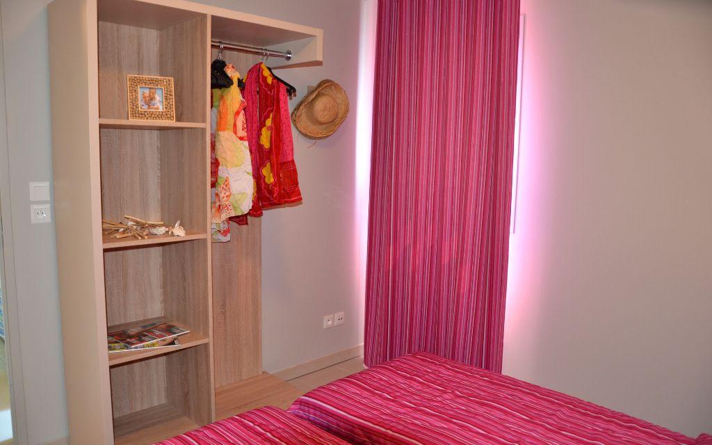 Slide Pink room of  La Grenadine cottages in Marseillan