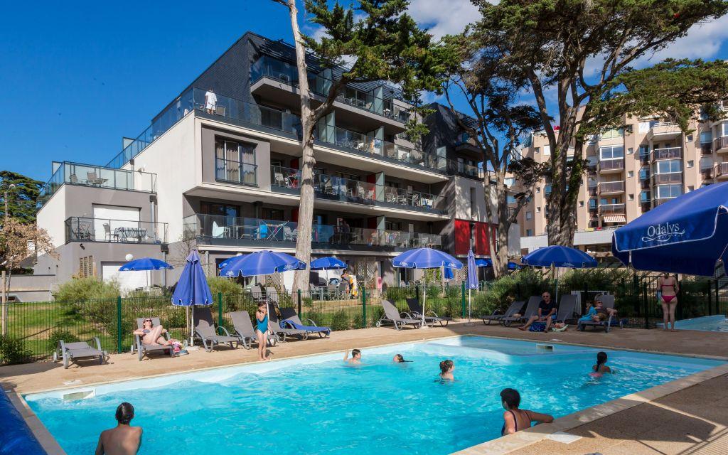 Slide Swimming pool at the Prestige de la Plage residence in Pornichet