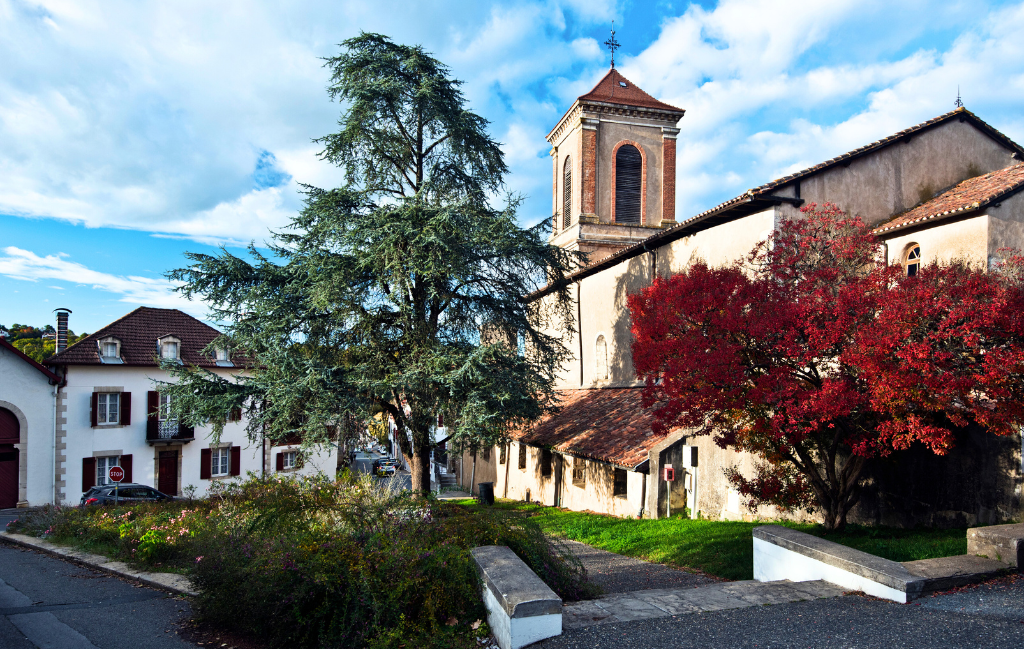 Slide Résidence Collines Iduki - Church of Bastide Clairence village