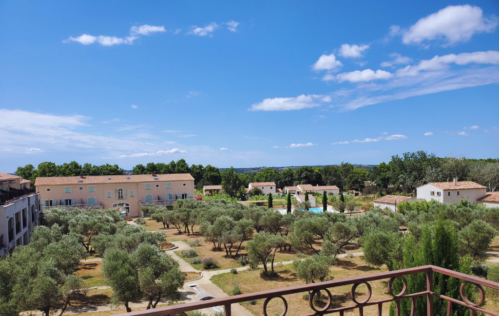 Slide Résidence Le Domaine de Bourgeac - Paradou - Vu sur les Alpilles