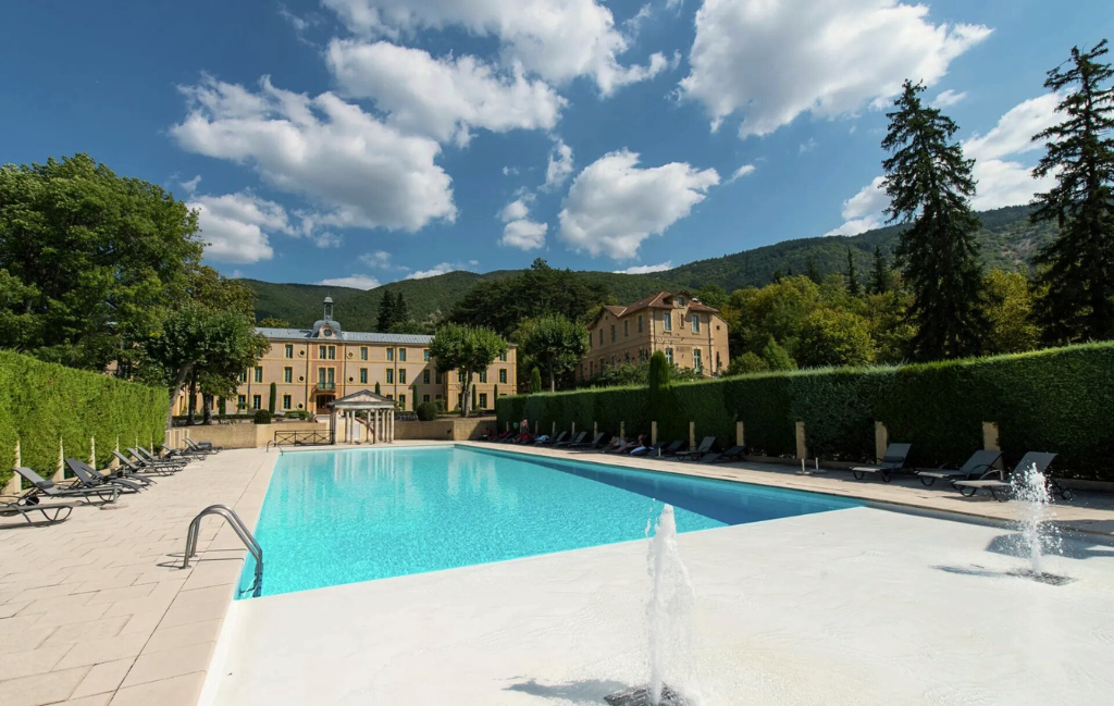 Slide Résidence le Château des Gipières - Montbrun les Bains - Location dans la Drôme avec piscine