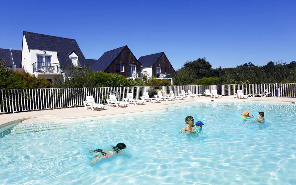 Slide Résidence Les Roches *** - Saint Pol de Léon - Location de vacances dans le Finsitère avec piscine extérieure chuaffée