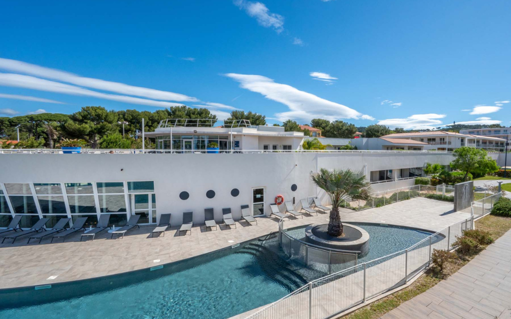 Slide Résidence Le Cap Azur **** - Saint-Mandrier - Location de vacances avec piscine dans le Var