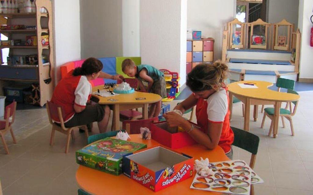 Slide Le Village des Isles - game room