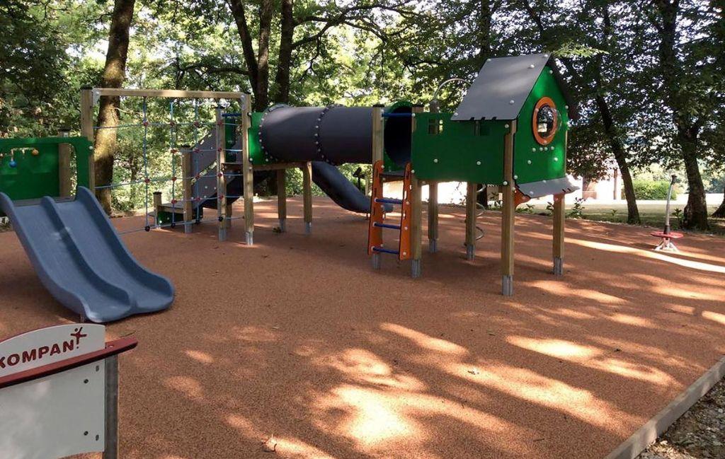 Slide Résidence Les Hautes de Marquay - aires de jeux