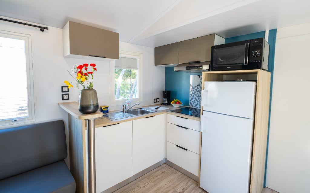 Slide Camping l'Arquet**** Martigues mobil home Corail cuisine
