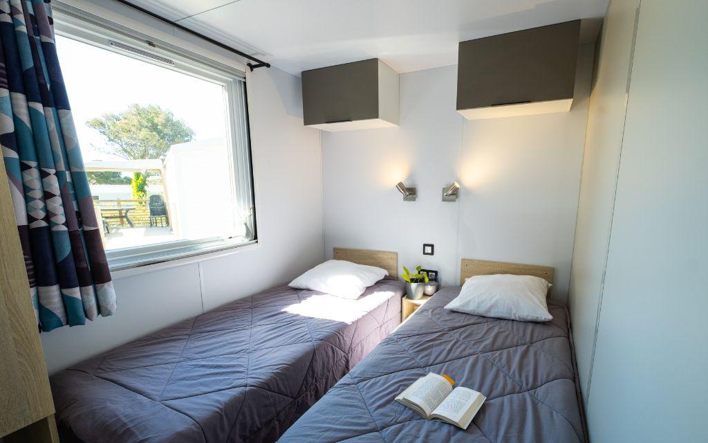 Slide Camping l'Arquet**** Martigues mobil home Corail chambre