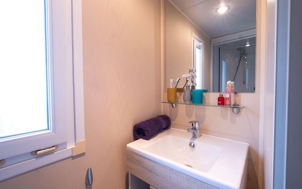 Slide Camping l'Arquet**** Martigues mobil home Premium salle d'eau