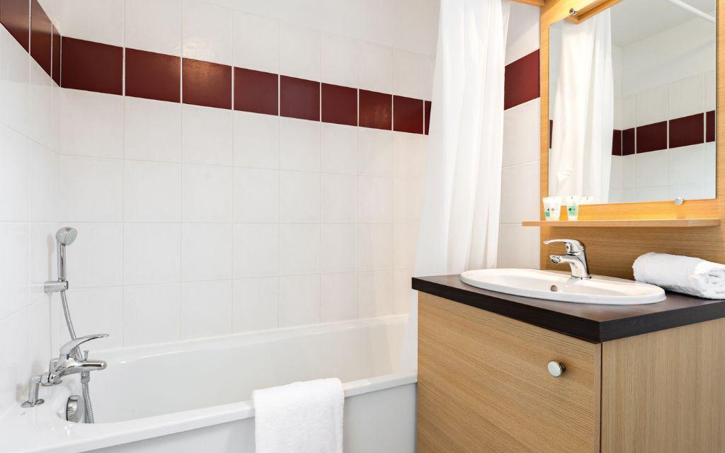 Slide Residence Le Domaine des Cazelles *** - Cajarc - Residence of tourism in Lot bathroom