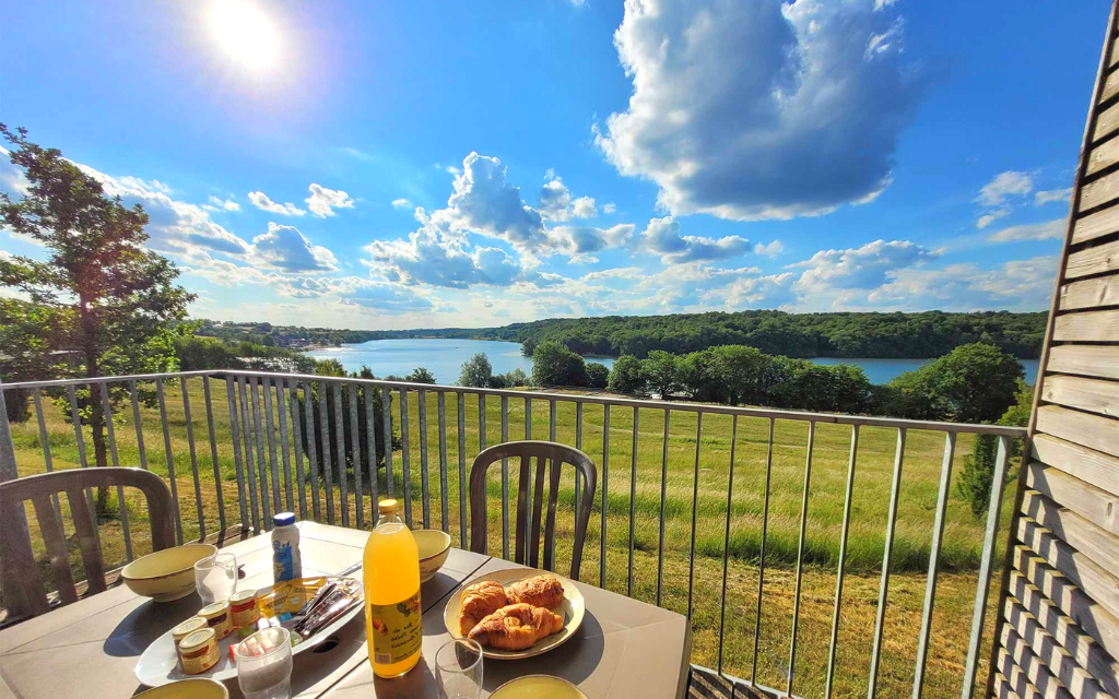 Slide Terrasse d’un cottage avec petit-déjeuner et vue panoramique sur le lac de Valjoly dans les Hauts-de-France