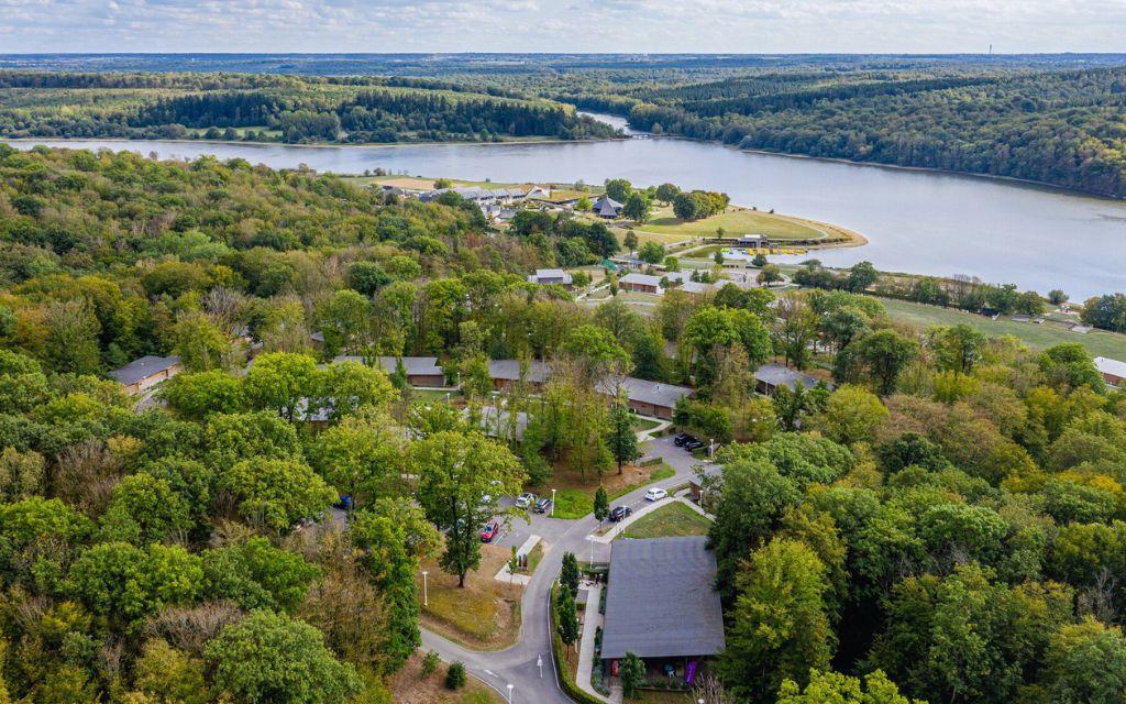 Slide Vue aérienne du lac de Valjoly et des cottages au cœur de la forêt du Parc Naturel Régional de l’Avesnois