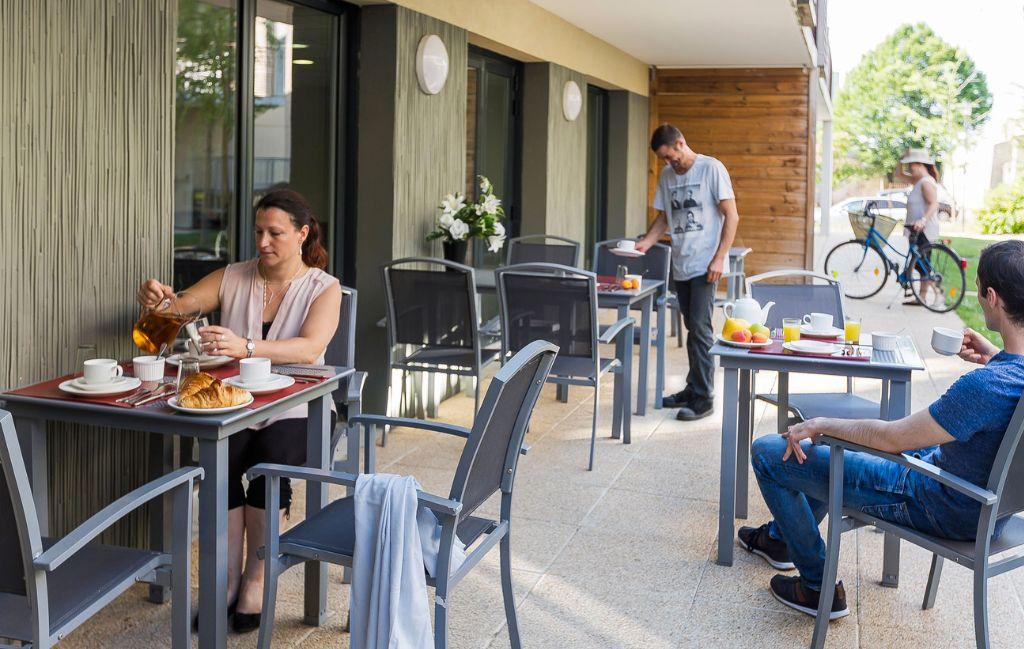 Slide Petit-déjeuner en terrasse à la résidence Le Clos Saint-Michel à Chinon