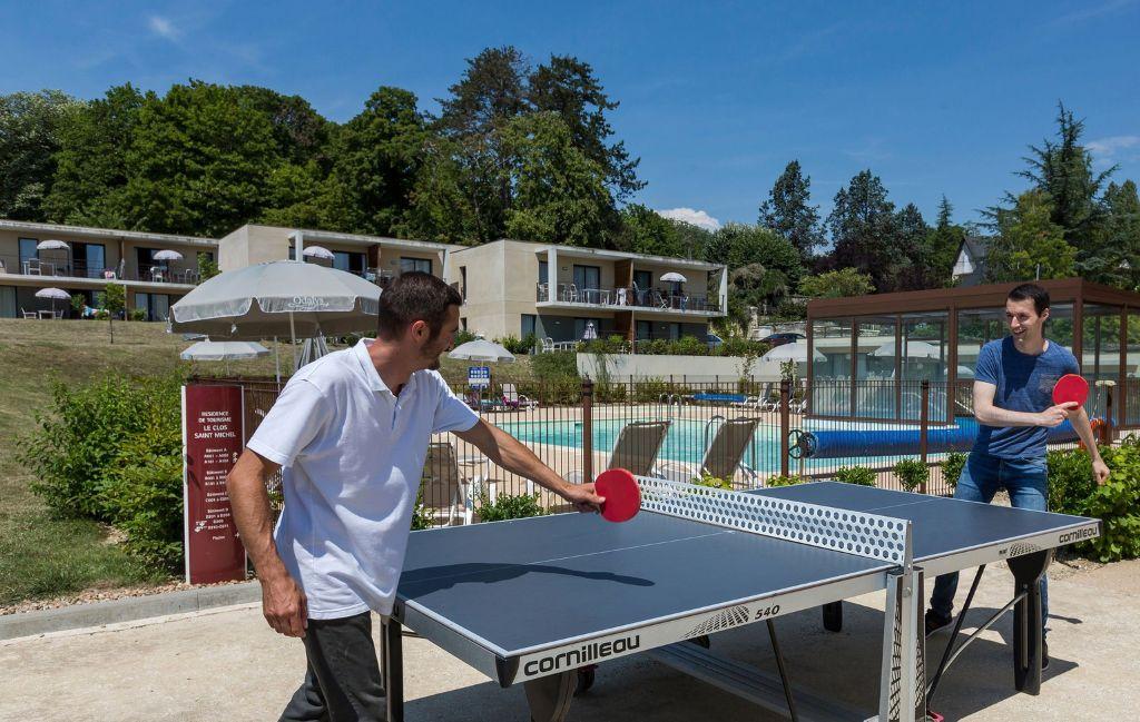 Slide Partie de tennis de table à la résidence Le Clos Saint-Michel à Chinon