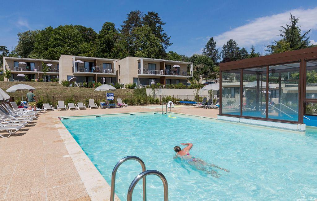 Slide Piscine extérieure de la résidence Le Clos Saint-Michel à Chinon, idéale pour des vacances dans le Val de Loire