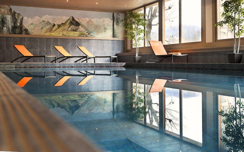 Slide Piscine intérieure avec transats à la résidence Le Cœur d’Or, Bourg-Saint-Maurice
