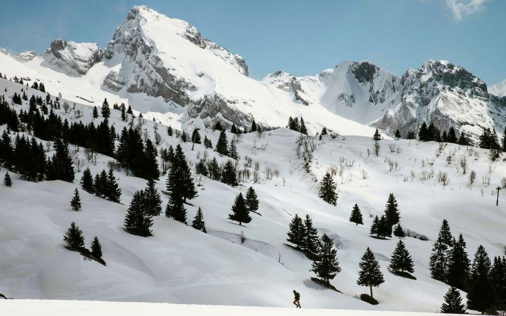 Slide Vue sur les montagnes enneigées autour de Bourg-Saint-Maurice, cadre naturel de la résidence Le Cœur d’Or