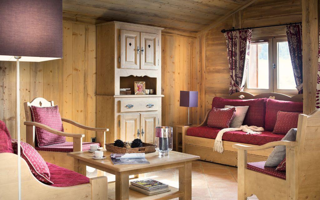 Slide Salon chaleureux en bois avec canapé et fauteuils à la résidence Le Cœur d’Or à Bourg-Saint-Maurice