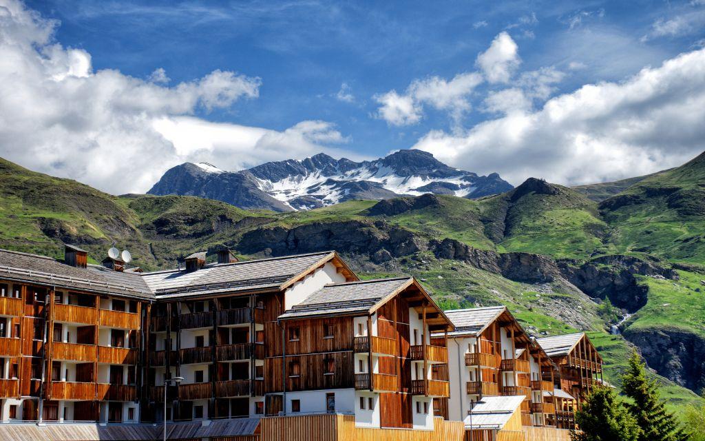 Slide Vue estivale sur les Appartements Les Étoiles d’Orion et les sommets des Alpes du Sud.