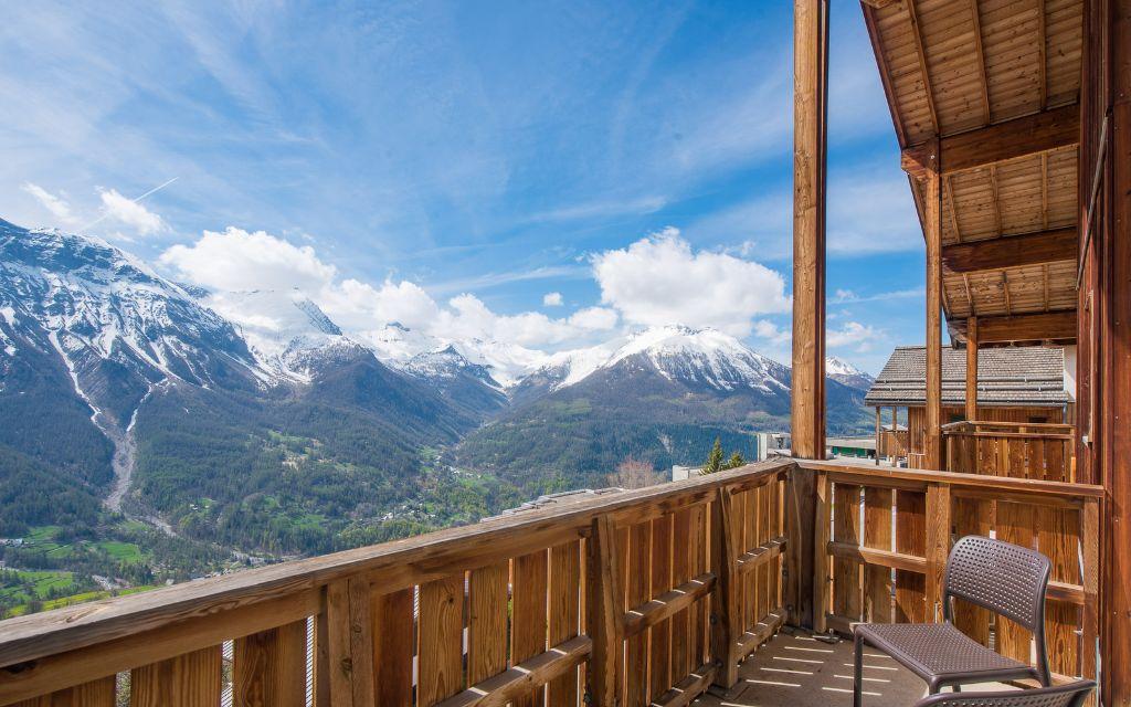 Slide Balcon privatif avec vue sur la vallée et les montagnes depuis Les Étoiles d’Orion à Orcières Merlette.