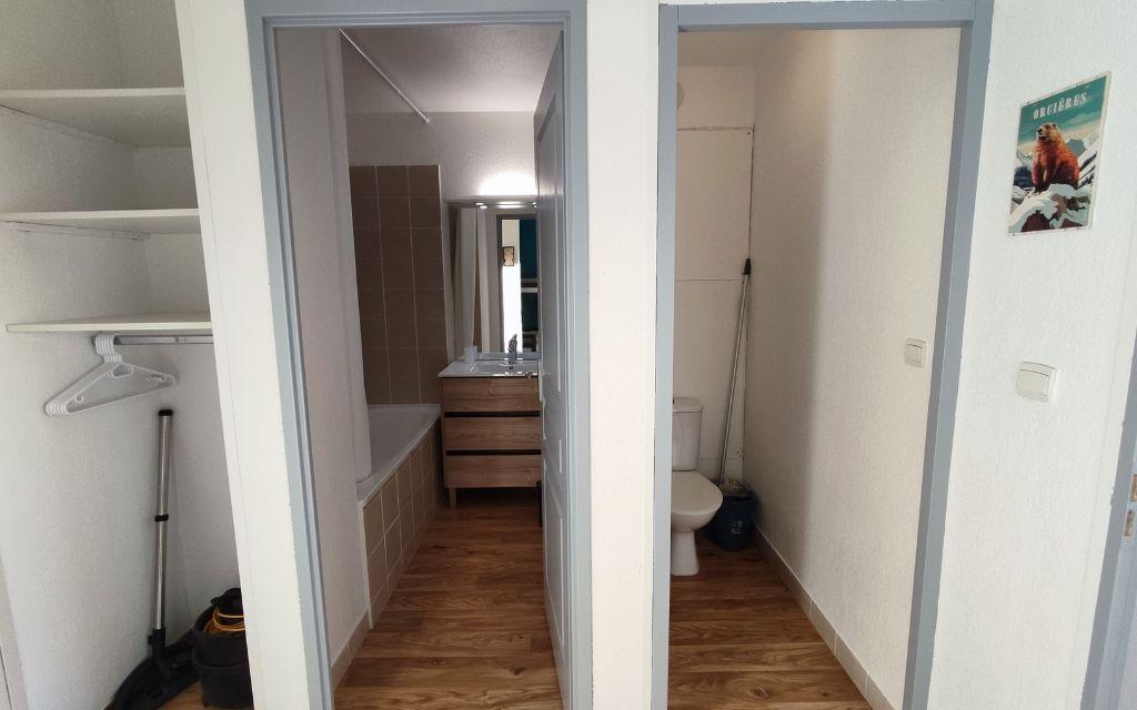 Slide Salle de bain avec baignoire et WC séparés aux Appartements Les Étoiles d’Orion à Orcières Merlette