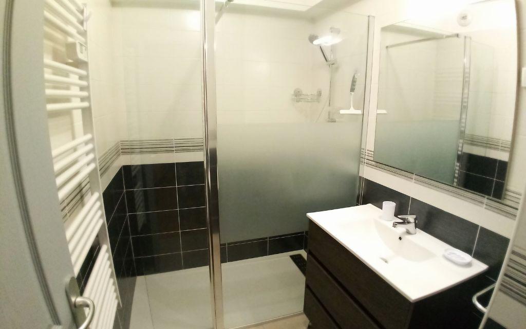 Slide Salle de bain avec baignoire et WC séparés aux Appartements Les Étoiles d’Orion à Orcières Merlette