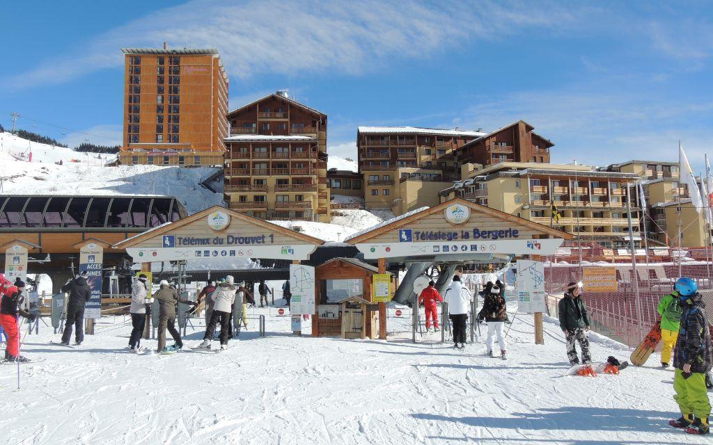 Slide Accès direct aux pistes de ski depuis les Appartements Les Étoiles d’Orion à Orcières Merlette 1850