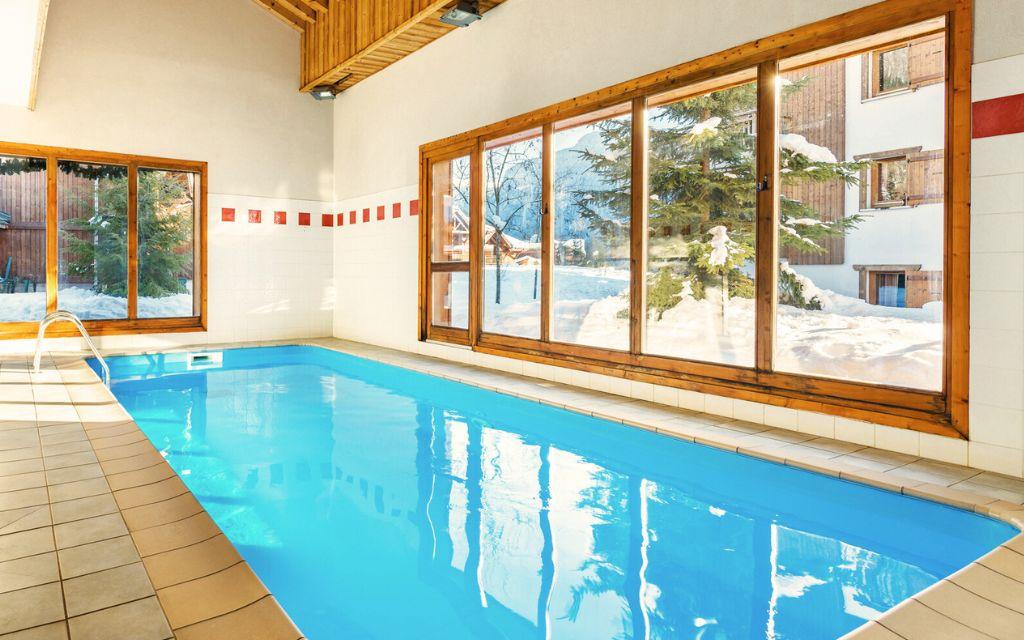 Slide Piscine intérire chauffée avec vue neige à la résidence Les Fermes de Samoens