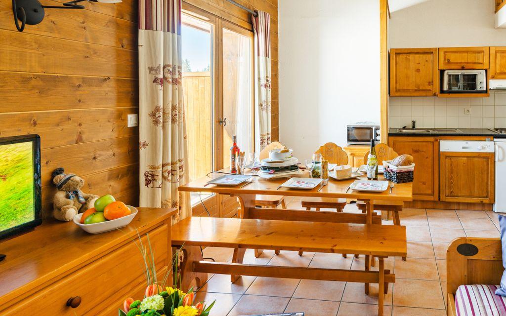 Slide Salle à manger conviviale avec bonne raclette aux Fermes de Samoëns by Ateya Vacances