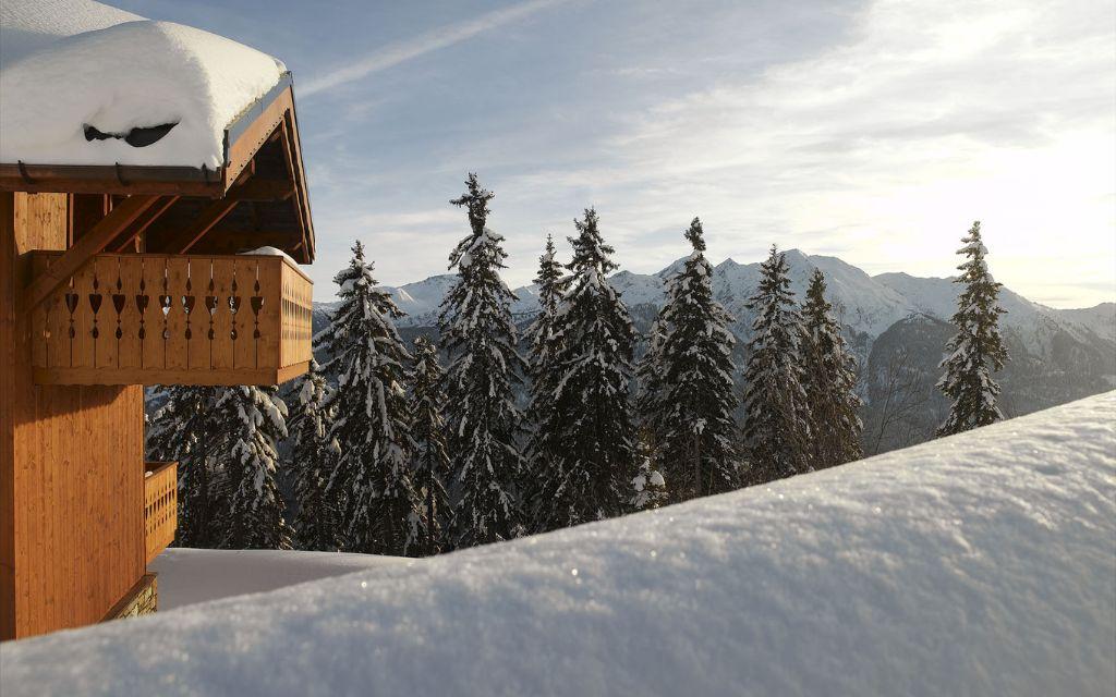 Slide Façade et chalet en bois à la ésidence Le Hameau des Beaufortains aux Saisies