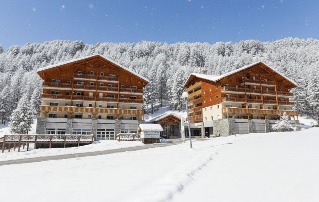 Slide Façade de la résidence Les Chalets du Verdon à la Foux d'Allos en hiver avec neige