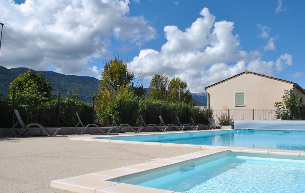 Slide Espace piscine dan sla résidence du Hameau des Sources à Montbrun-les-Bains