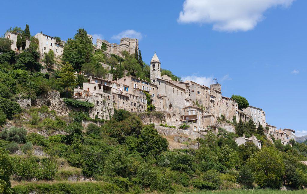 Slide Vue sur le village de Montbrun-les-Bains en Drôme Provençale