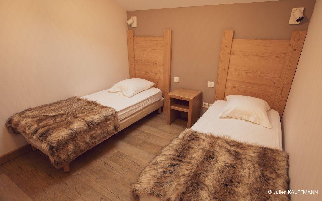 Slide Chambre avec deux lits simples à la Résidence Les Grandes Feigne à La Bresse