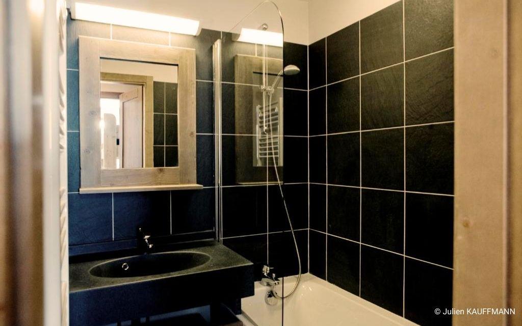 Slide Salle de bain avec baignoire à la Résidence les Grandes Feignes à La Bresse
