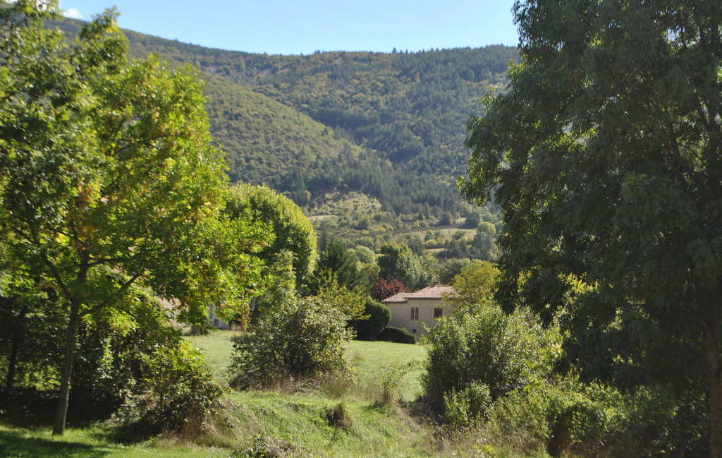 Slide Unobstructed view of nature from the Hameau des Sources spa residence in Montbrun-les-Bains