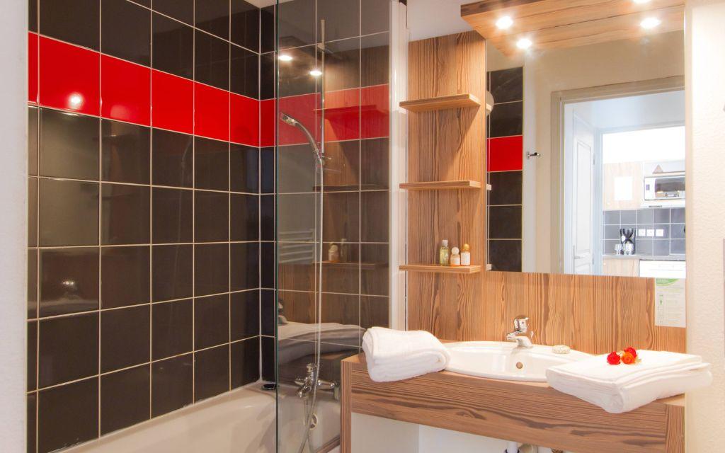 Slide Bathroom with bathtub at the Résidence l'Ours Blanc in Les Deux Alpes