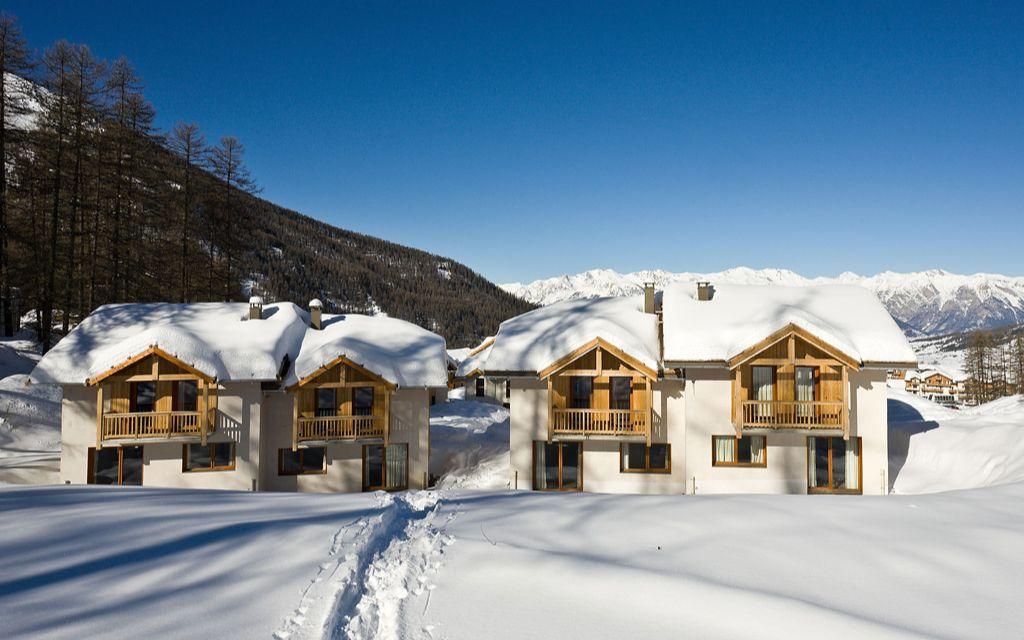 Slide Overview of La Combe d'Or residence in Les Orres 1800 under the snow