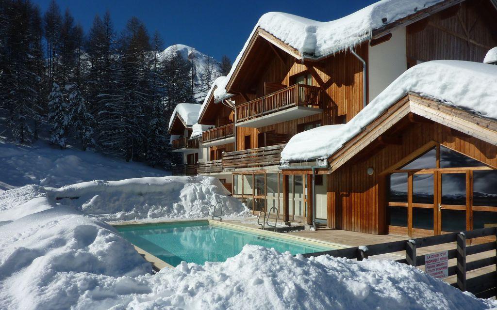 Slide La Combe d'Or residence with outdoor swimming pool in Les Orres 1800