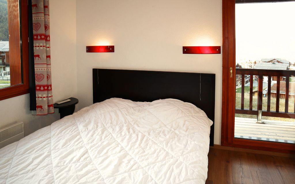 Slide Master bedroom for two people at La Combe d'Or residence