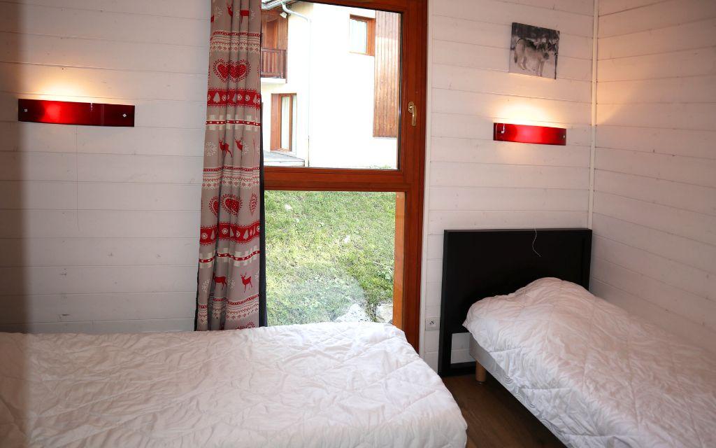 Slide Room with two single beds in an apartment in the La Combe d'Or residence