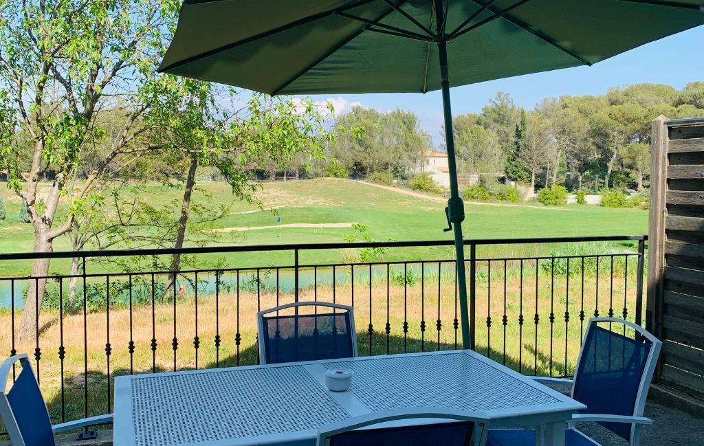 Slide Grande terrasse avec mobilier de jardin et vue sur le Golf de la Cabre d'Or à Cabiès depuis les maisons by Ateya