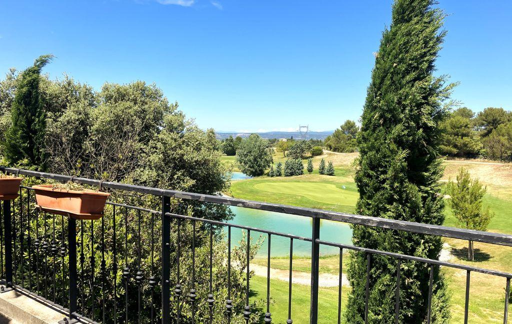 Slide Vue sur le golf du balcon des Maisons du Golf de la Cabre d'Or by Ateya à Cabriès en Provence
