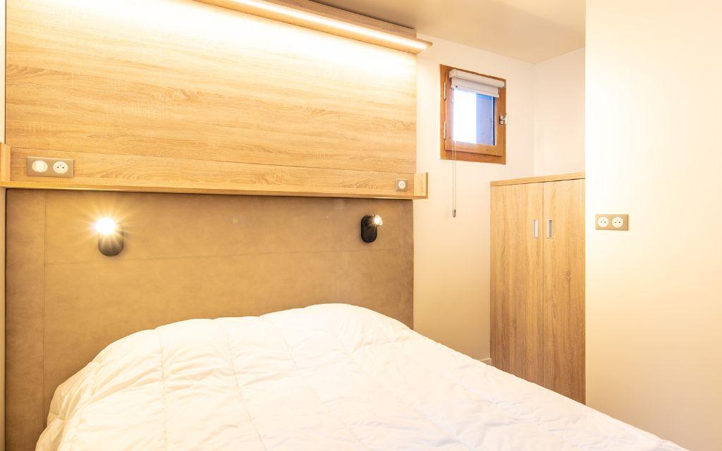 Slide Chambre avec un lit double dans un appartement de la résidence Le Beauregard