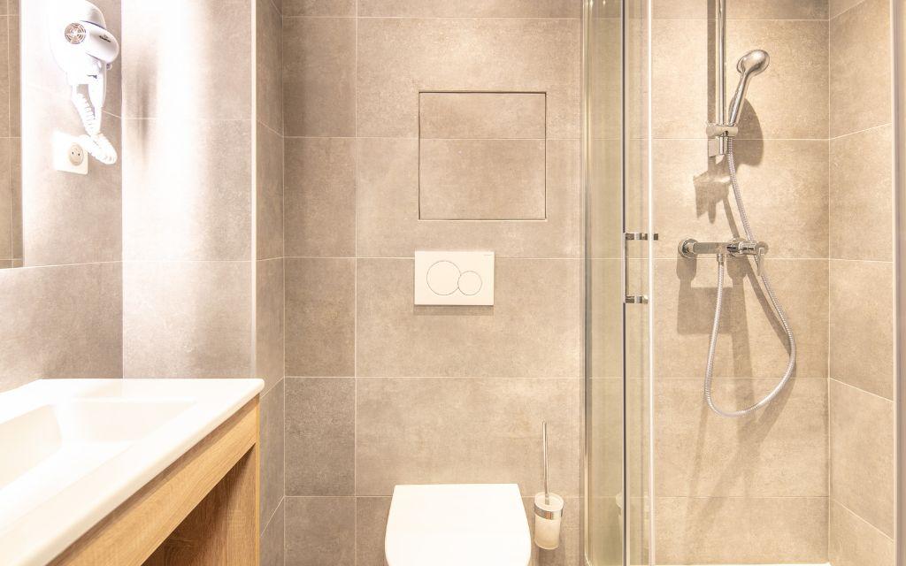 Slide Salle de douche moderne avec WC à la résidence Le Beauregard de Doucy