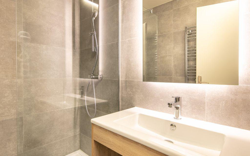 Slide Salle d'eau avec miroir et douche à la résidence Le Beauregard à Doucy