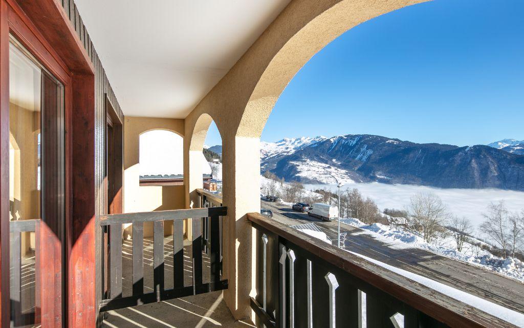 Slide Vue d'un balcon sur les montagnes d'un apaprtement à la résidence Le Beauregard à Doucy