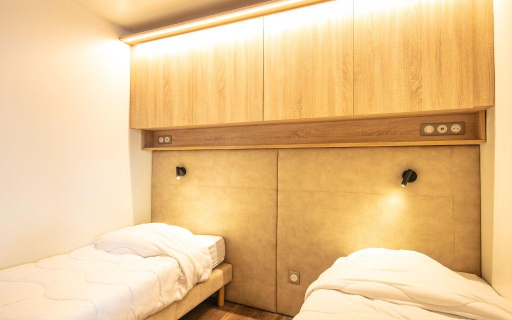 Slide Cosy room with two single beds at the Le Beauregard residence in Doucy