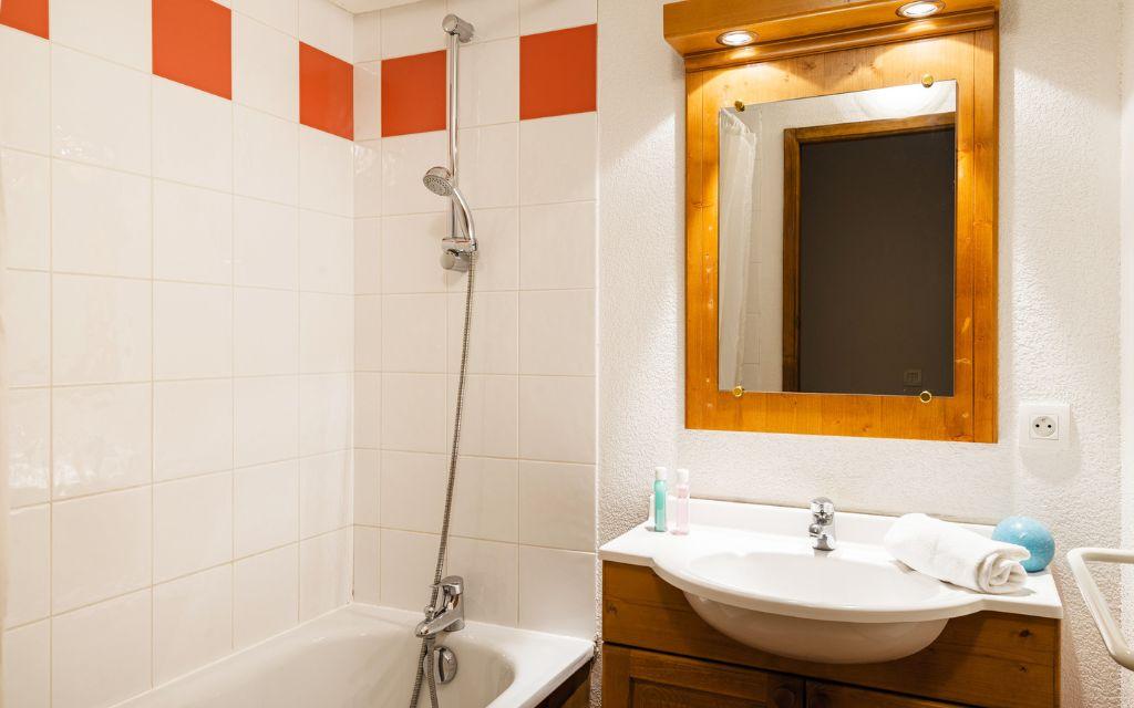 Slide bathroom with bath and washbasin in an apartment in the Les Fermes de Samoens residence